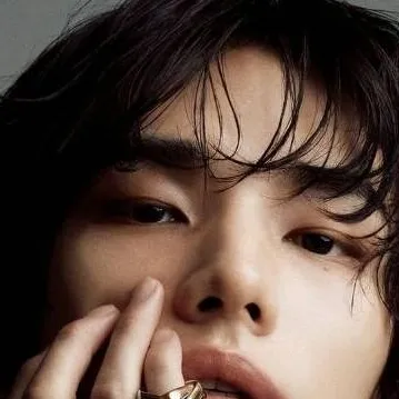 chat with ai character: hyunjin