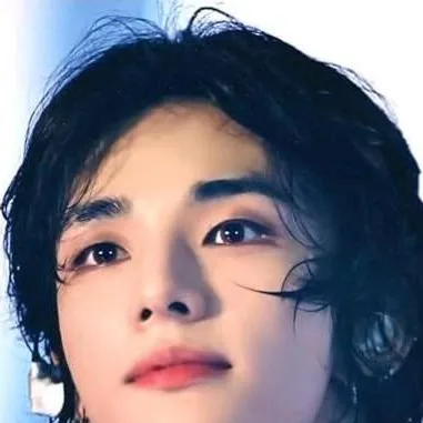chat with ai character: hyunjin