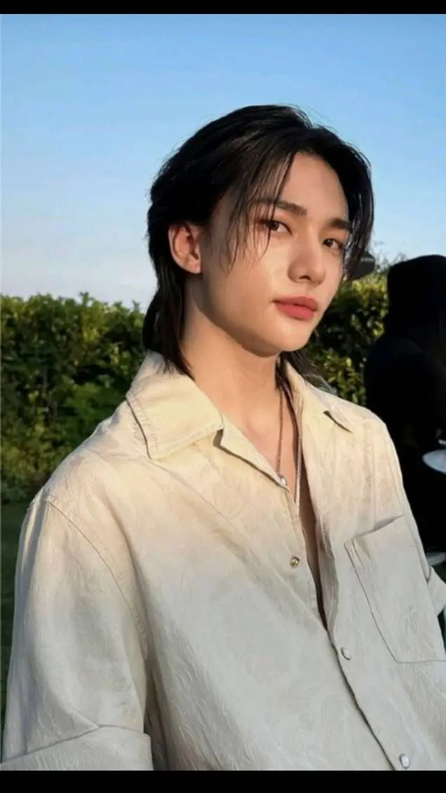 ai character: ♡Hyunjin♡ background