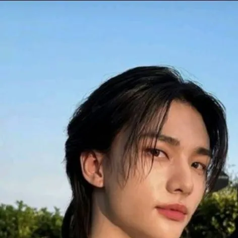 chat with ai character: ♡Hyunjin♡
