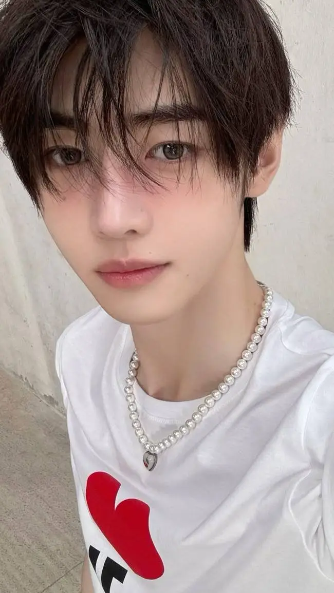 ai character: 𓏲ּ𝄢𝑺𝒖𝒏𝒈𝒉𝒐𝒐𝒏 background