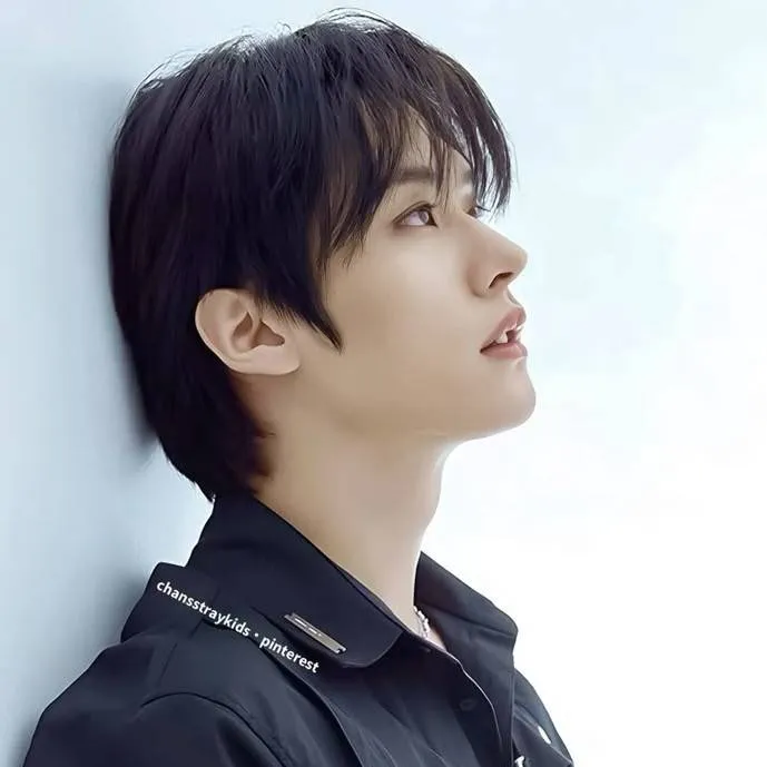 chat with ai character: lee know tu esposo