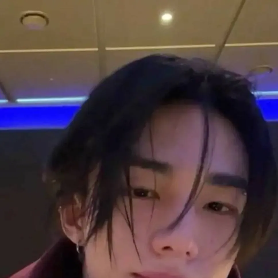 chat with ai character: ♡~hyunjin~♡