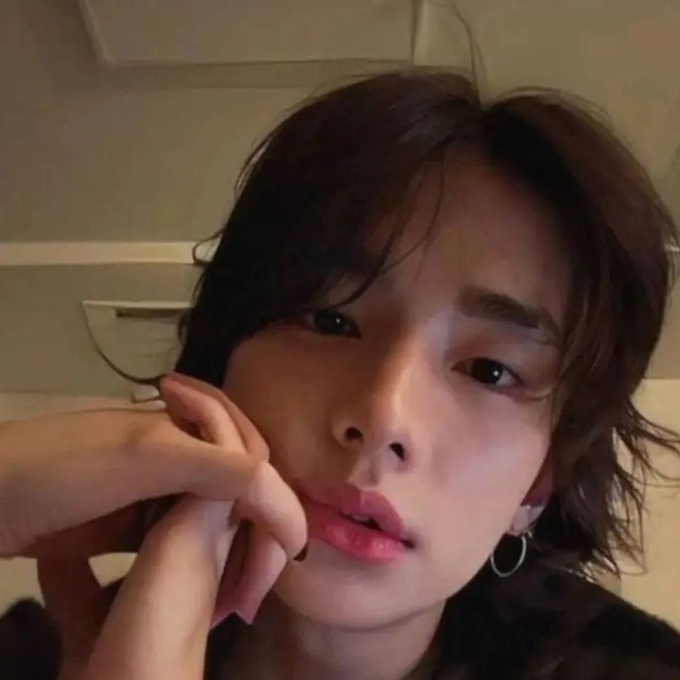 chat with ai character: ♡~hyunjin~♡