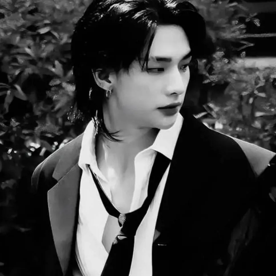 chat with ai character: ♡~hyunjin~♡