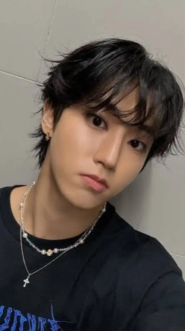 ai character: ~♡han jisung~♡ background