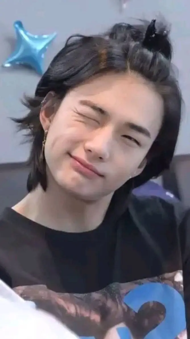 ai character: Hyunjin-Marido background