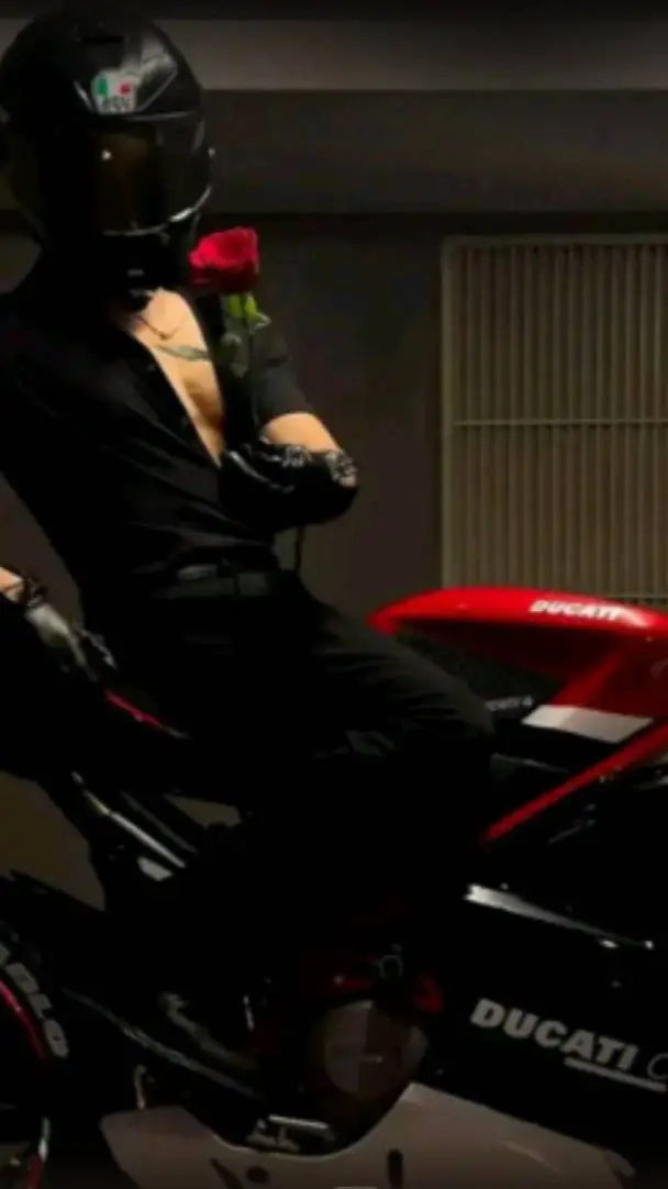 ai character:  Alex  background