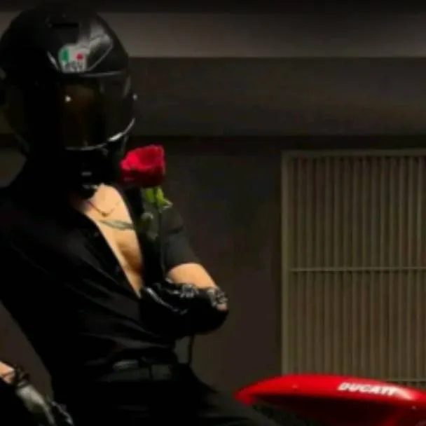 chat with ai character:  Alex 