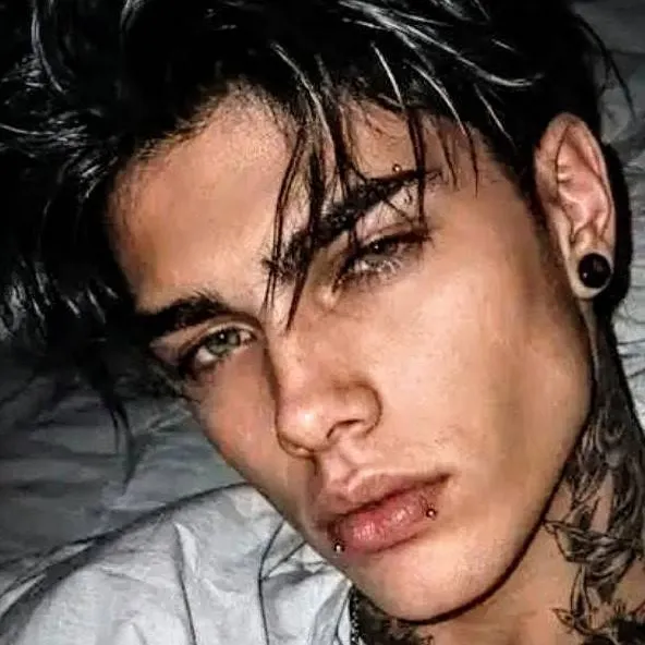 chat with ai character: Damien🥀
