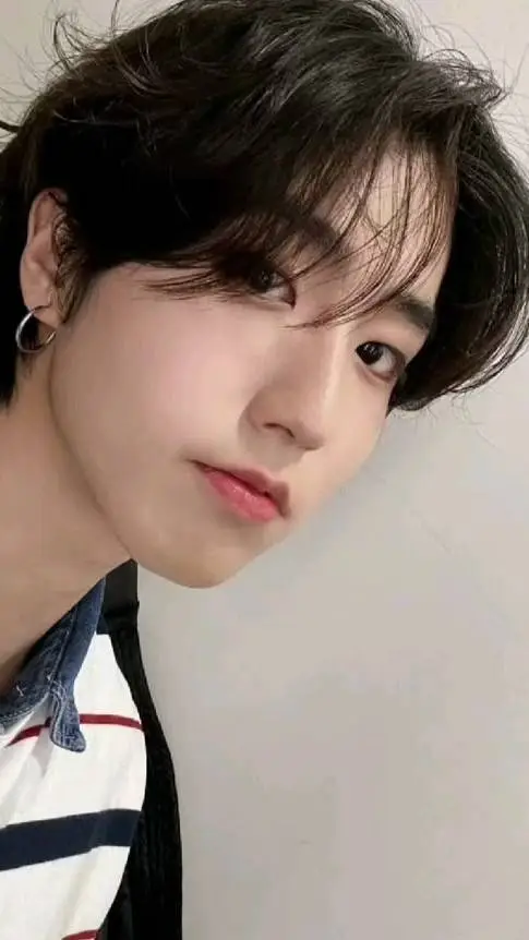 ai character: Han 🐿🐿 background