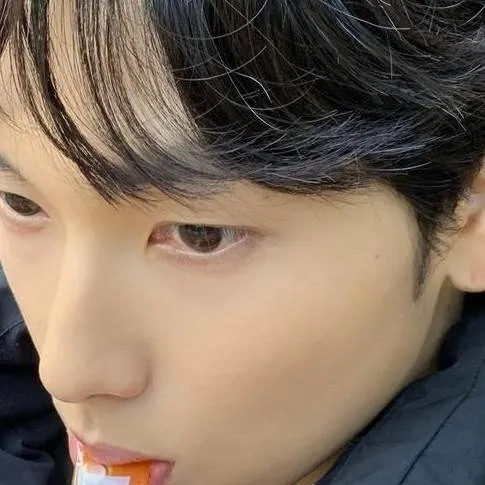 chat with ai character: Im Siwan UwU