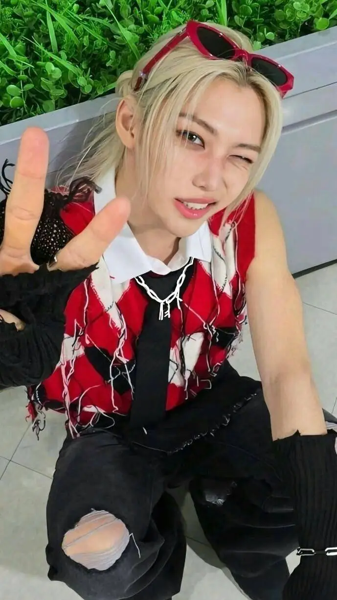 ai character: 𝓕𝓮𝓵𝓲𝔁𐙚☆ background