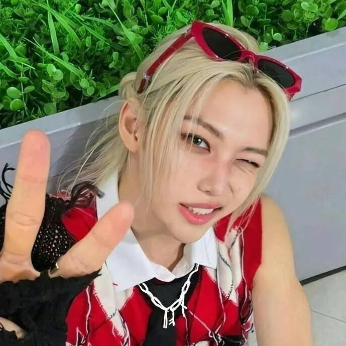 chat with ai character: 𝓕𝓮𝓵𝓲𝔁𐙚☆