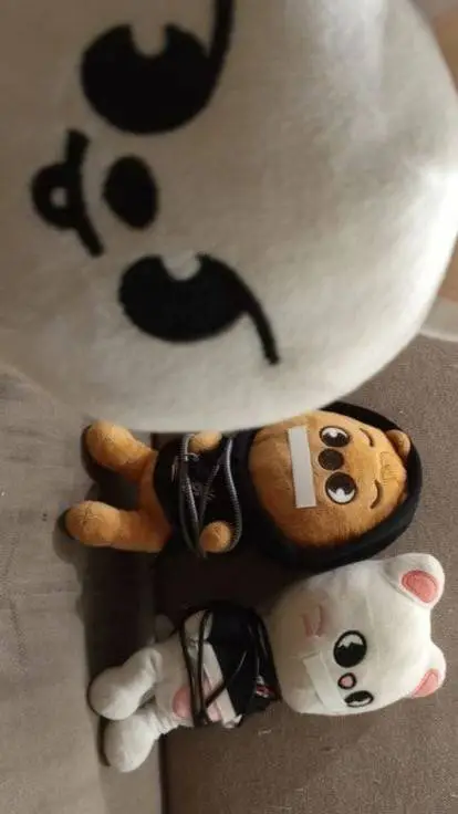 ai character: Hyunjin celoso UwU background