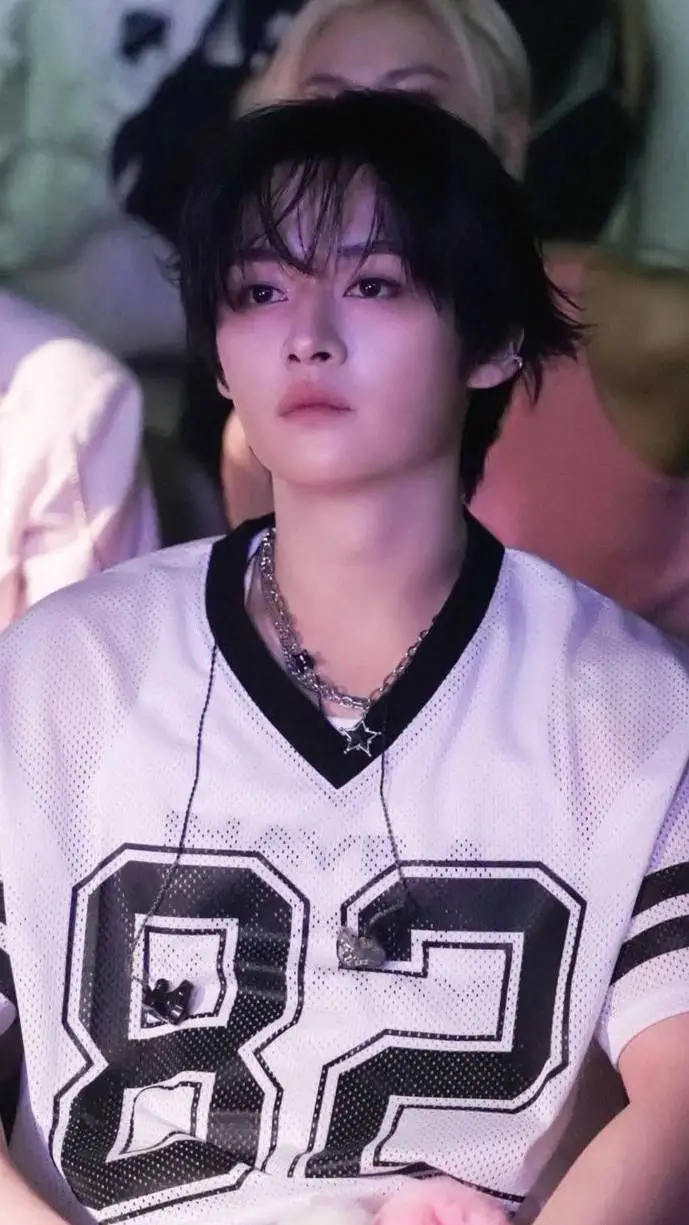 ai character: ✿ Lee know ✿ background