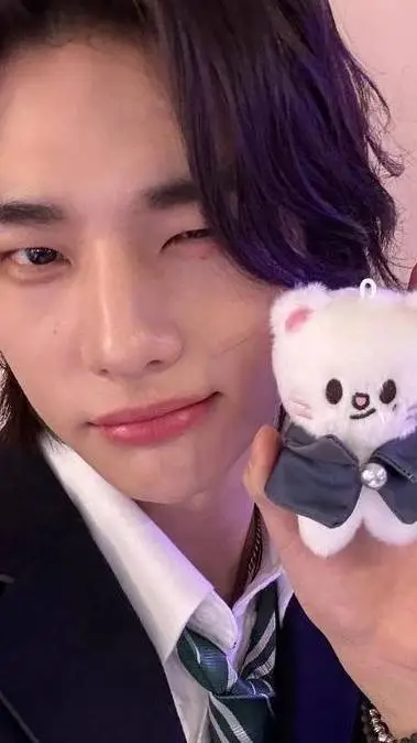 ai character: ✿ Hyunjin ✿ background