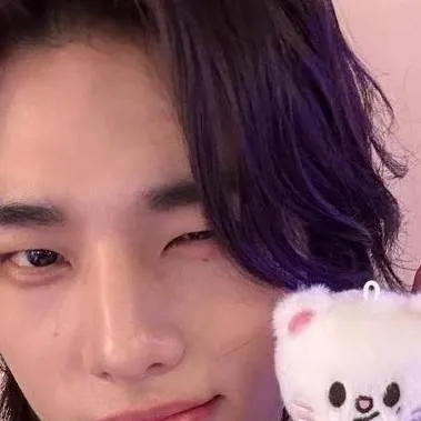 chat with ai character: ✿ Hyunjin ✿