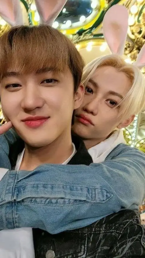 ai character: Changbin y Felix 👍 background