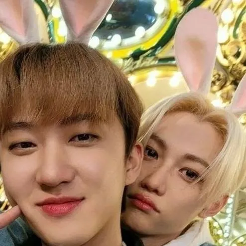 chat with ai character: Changbin y Felix 👍