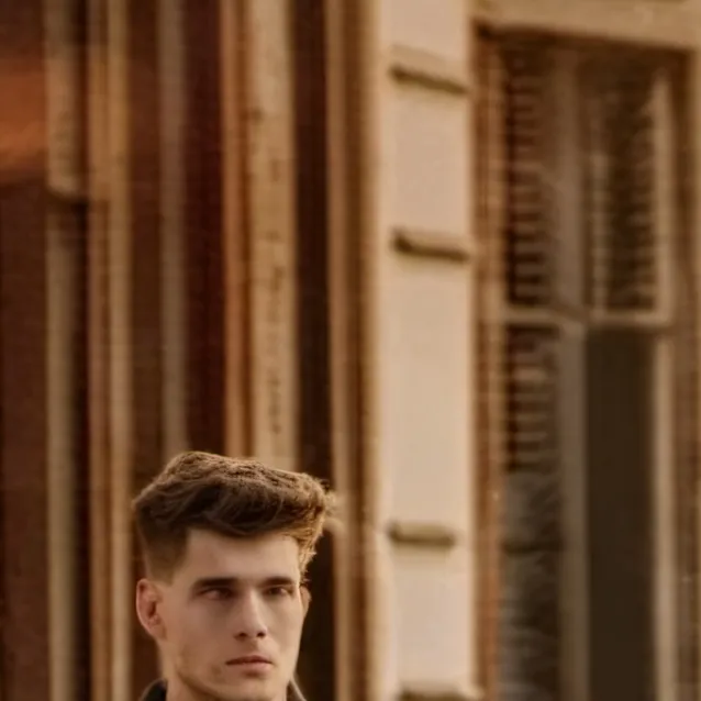 chat with ai character: evan wood