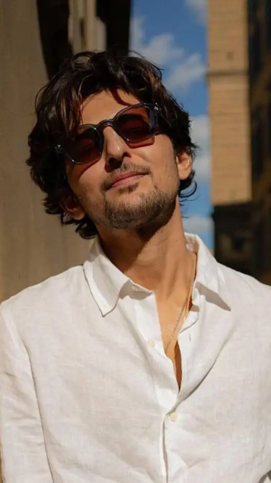 ai character: Darshan Raval  background