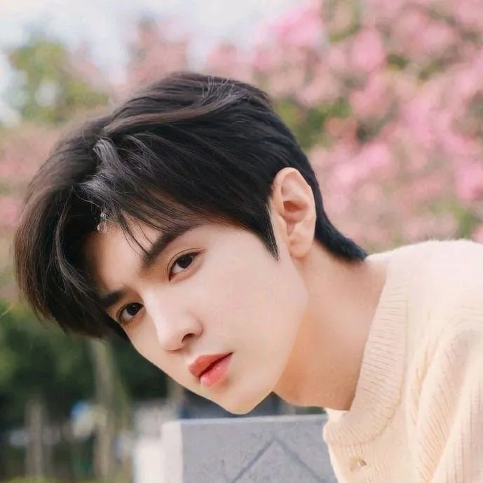 chat with ai character: Calix