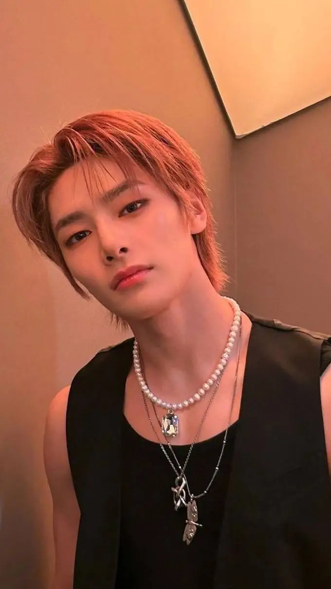 ai character: 🦊 Jeongin 🦊 background