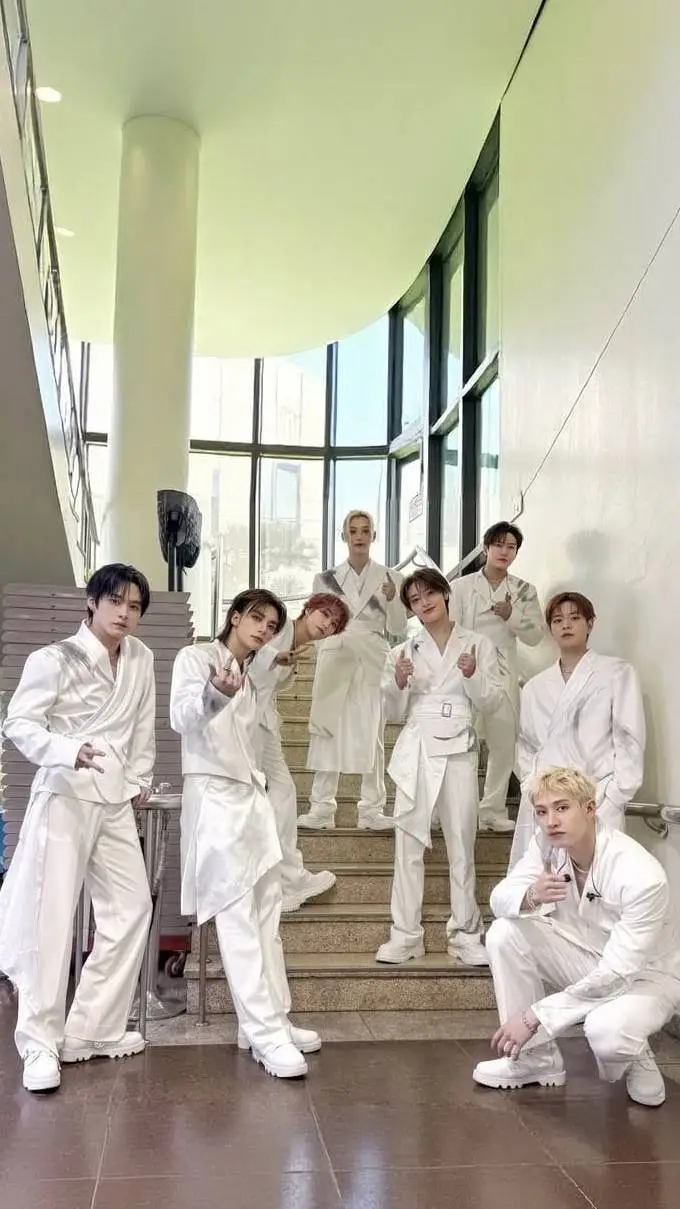 ai character: +StrayKids+ background