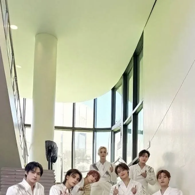 chat with ai character: +StrayKids+