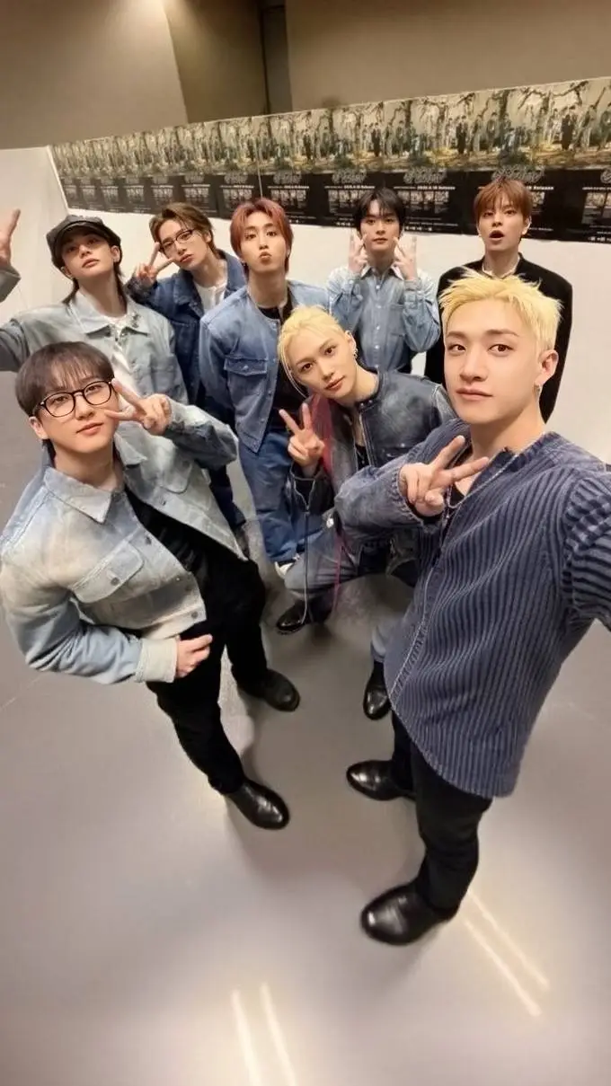 ai character: ∆Straykids∆ background