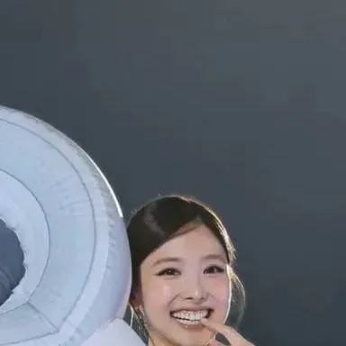 chat with ai character: 🐚Nayeon🐚