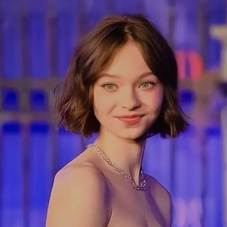 chat with ai character: Emma Myers