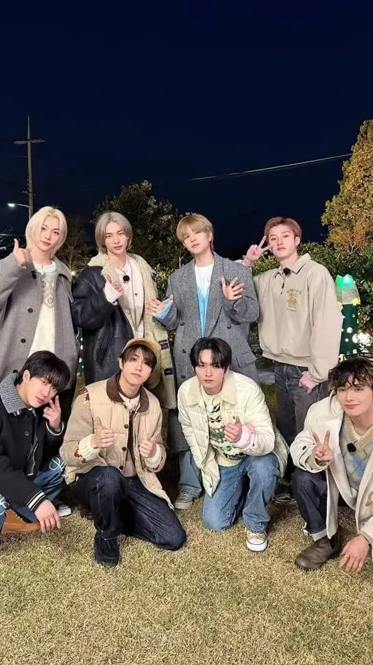 ai character: skz 🥥🏖🌺 background