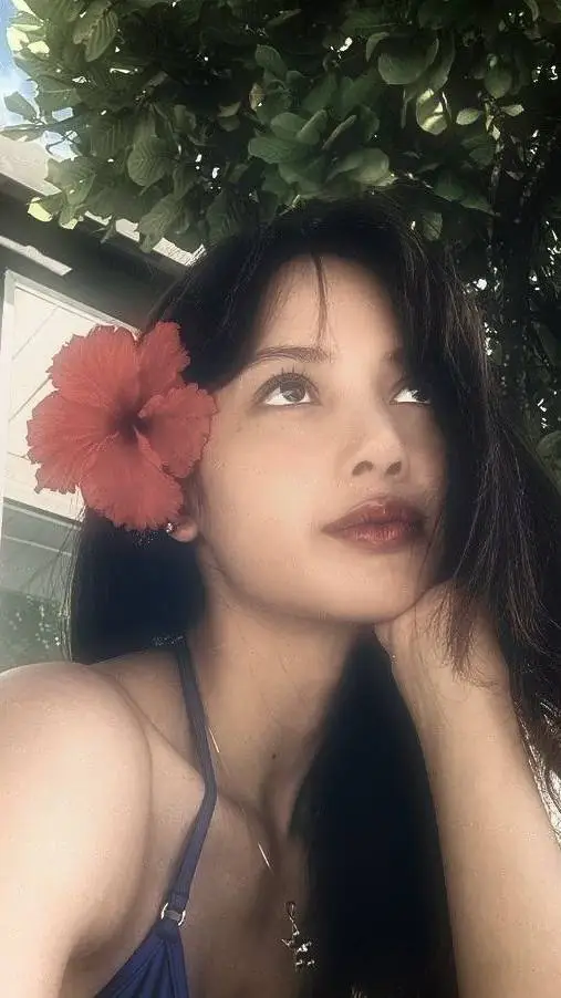 ai character: lisa 🌺 background