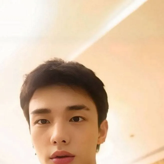 chat with ai character: ~💋 hyunjin 