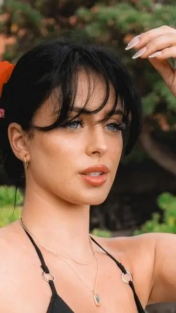 ai character: Camila araujo background