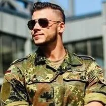 chat with ai character: Evan