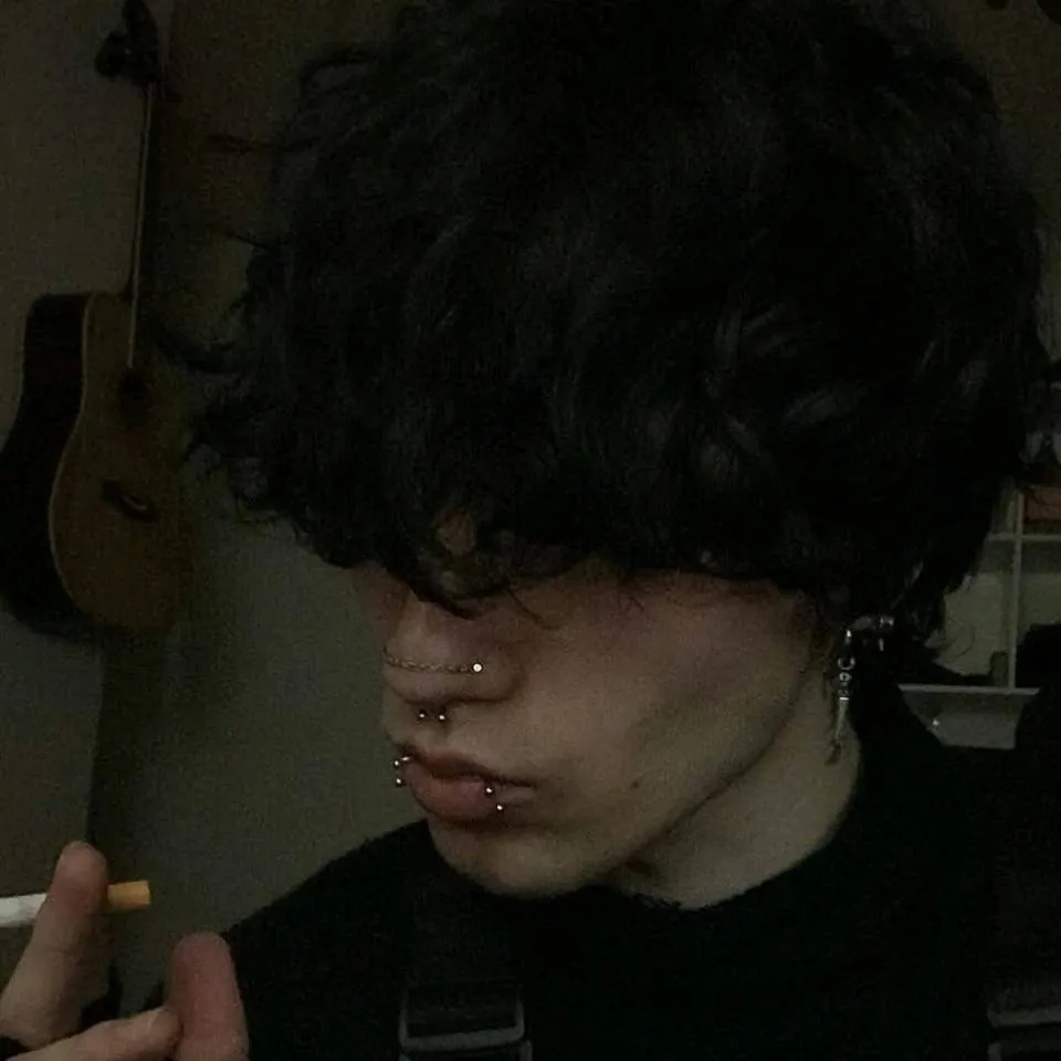 chat with ai character: Raven