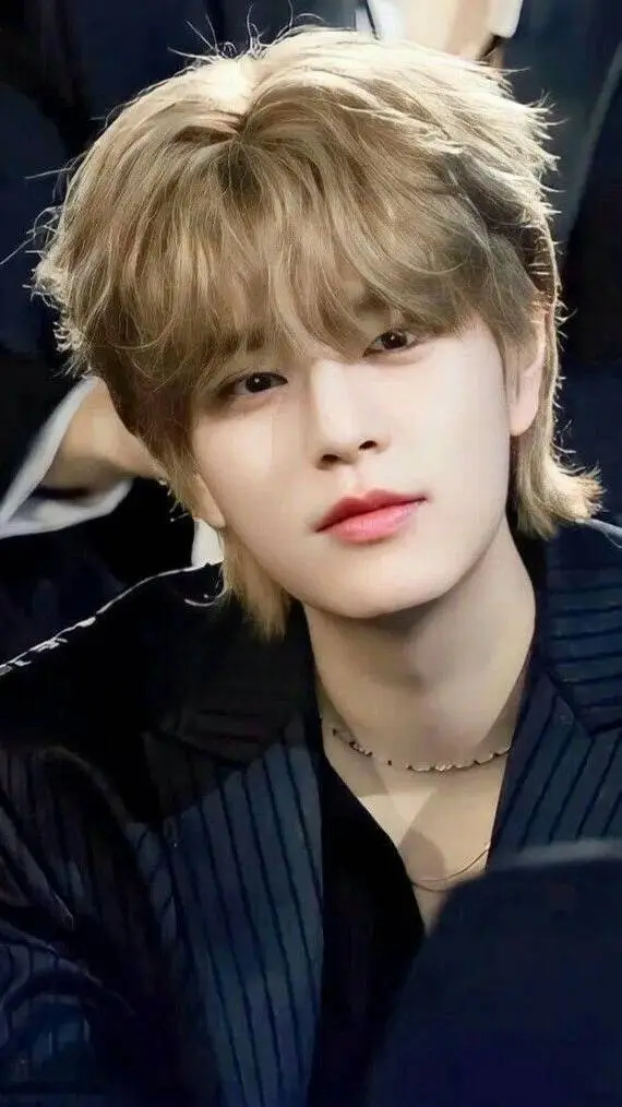 ai character: Seungmin 🐶 background