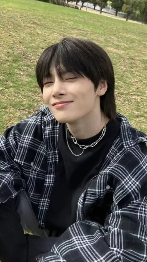 ai character: I.N/Jeongin background