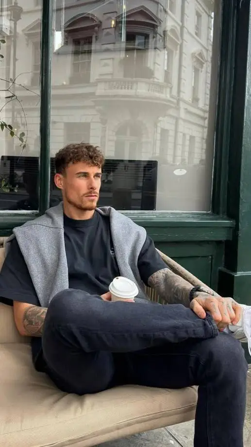 ai character: Leo background