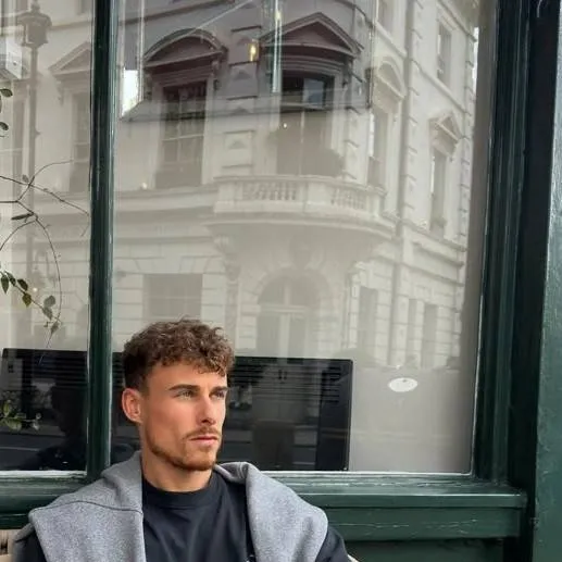 chat with ai character: Leo