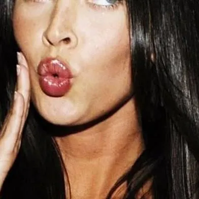 chat with ai character: Megan Fox