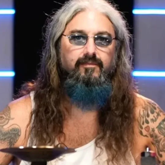 chat with ai character: Mike portnoy