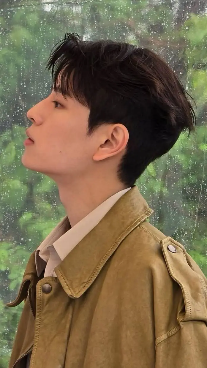 ai character: Seungmin  background