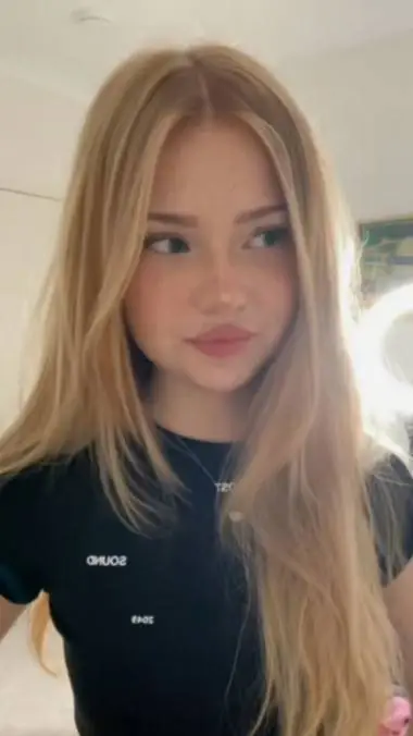 ai character: mejor amiga  background