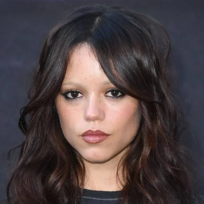 chat with ai character: Jenna Ortega 