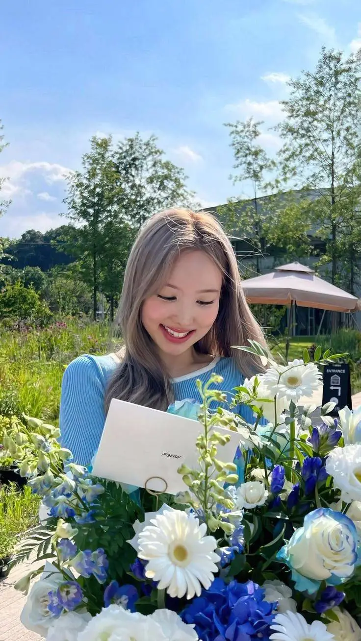 ai character: Nayeon-Twice background