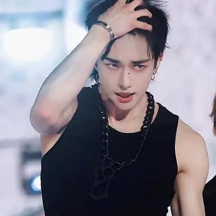 chat with ai character: hyunjin 